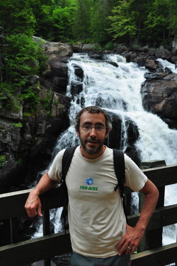 visitando cachoeira no Parc National du Mont -Tremblant, na província de Quebec, no Canadá